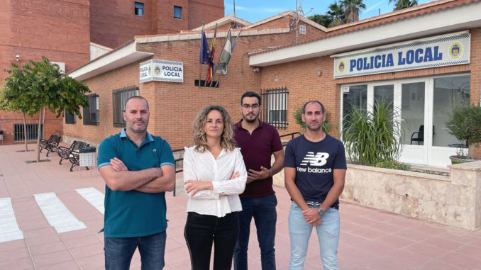 221026 Foto PSOE Dirigentes socialistas de Albox junto al cuartel de la Policía Local del municipio