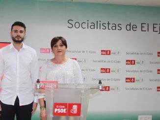 271022 Maribel Carrión y Federico Galdeano durante su comparecencia este jueves desde la sede local del PSOE de El Ejido (1)