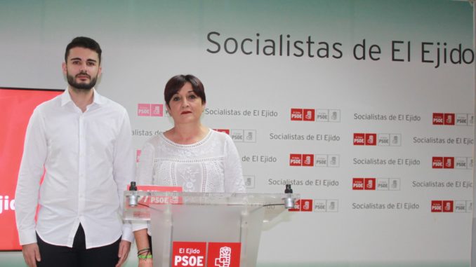 271022 Maribel Carrión y Federico Galdeano durante su comparecencia este jueves desde la sede local del PSOE de El Ejido (1)