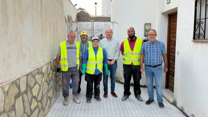 Antonio Martínez visita las obras de Armuña en su compañía de su alcalde, José Berruezo