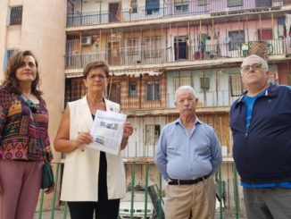 Adriana Valverde y Carmen Aguilar con vecinos El Patio