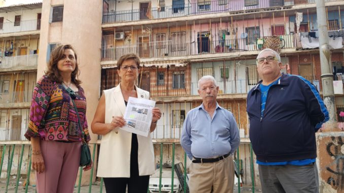 Adriana Valverde y Carmen Aguilar con vecinos El Patio