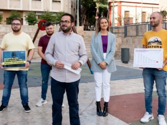 Juan Francisco Garrido Egea, la diputada provincial Loly Cruz y miembros de Juventudes Socialistas de Almería