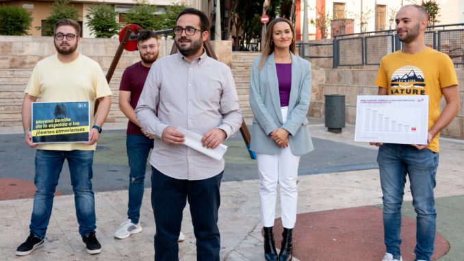 Juan Francisco Garrido Egea, la diputada provincial Loly Cruz y miembros de Juventudes Socialistas de Almería