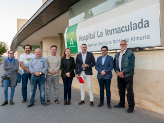 Los socialistas en la puerta del Hospital de La Inmaculada