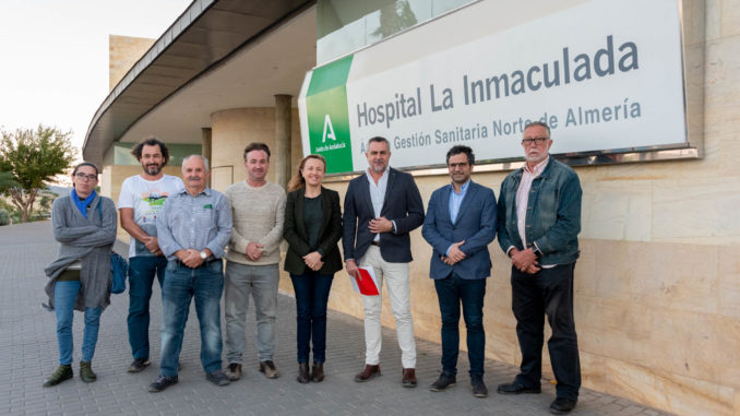 Los socialistas en la puerta del Hospital de La Inmaculada