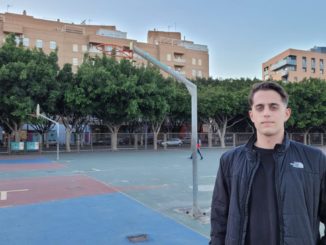 Antonio García junto a la pista baloncesto avenida del Mediterráneo