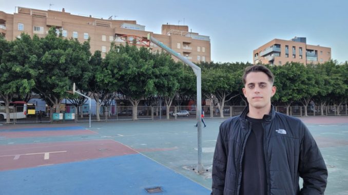 Antonio García junto a la pista baloncesto avenida del Mediterráneo