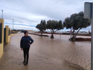 221215 Maribel Carrión junto a una de las zonas más afectadas en Las Norias, junto al nuevo parque y el CEIP Mirasierra