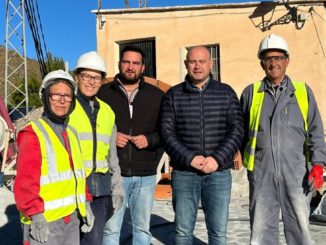 Foto PSOE Antonio Martínez y Adrián de Manuel con operarios del PFEA de Sierro