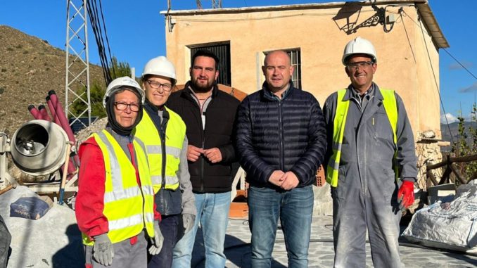 Foto PSOE Antonio Martínez y Adrián de Manuel con operarios del PFEA de Sierro