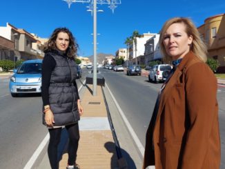 PSOE Adra Eva Quintana y Teresa Piqueras en el bulevar de Puente del Río