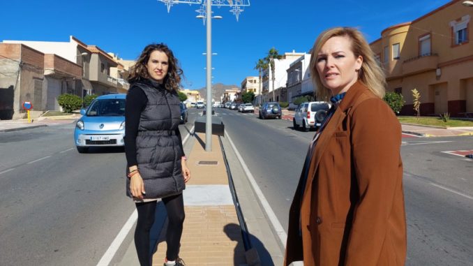 PSOE Adra Eva Quintana y Teresa Piqueras en el bulevar de Puente del Río