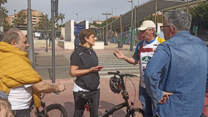 Adriana Valverde con ciclistas