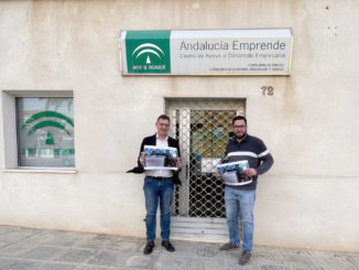 José Luis Sánchez Teruel y José Diaz Ibáñez en la puerta del CADE de Tabernas