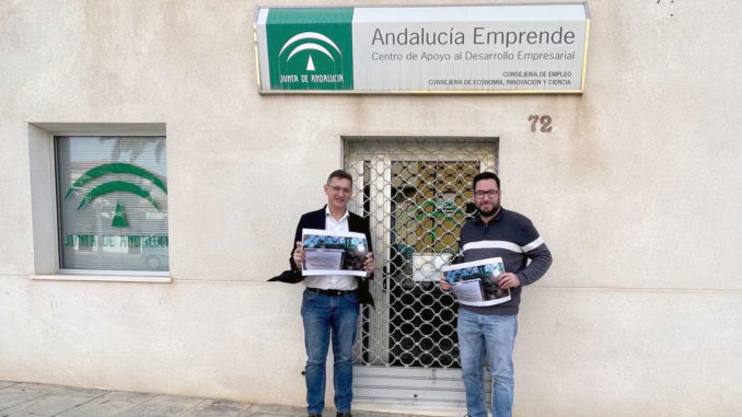 José Luis Sánchez Teruel y José Diaz Ibáñez en la puerta del CADE de Tabernas