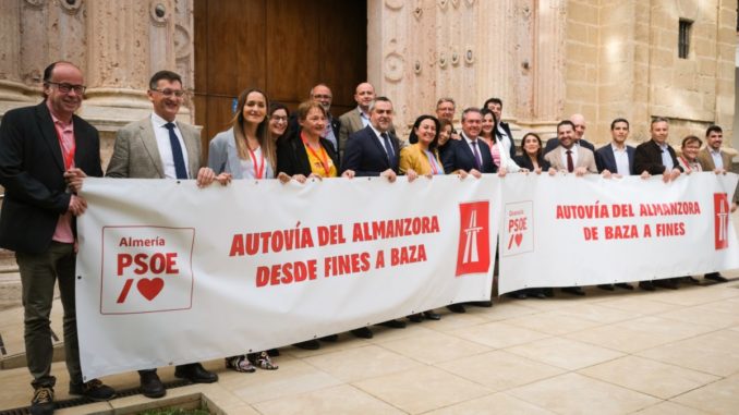 Grupo Parlamentaro Socialista con alcaldes, acaldesas y portavoces socialistas defendiendo la Autovía del Almanzora (1)