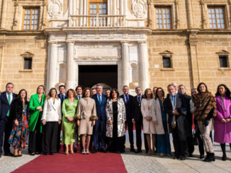 Parlamentarios andaluces del PSOE frente al Parlamento