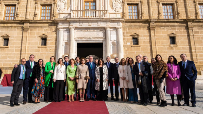 Parlamentarios andaluces del PSOE frente al Parlamento