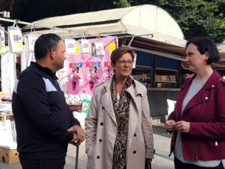 Visita de la portavoz del PSOE en el Ayuntamiento de Almería, Adriana Valverde, a la Plaza Pavía