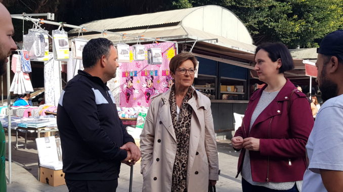 Visita de la portavoz del PSOE en el Ayuntamiento de Almería, Adriana Valverde, a la Plaza Pavía