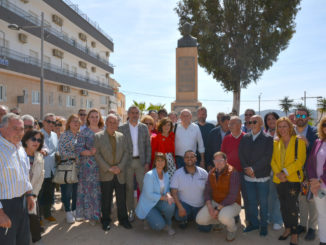 Autoridades y vecinos y vecinas de Alhama en el acto celebrado esta mañana