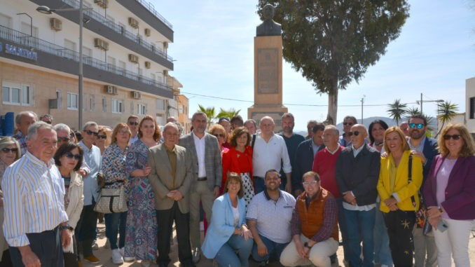 Autoridades y vecinos y vecinas de Alhama en el acto celebrado esta mañana