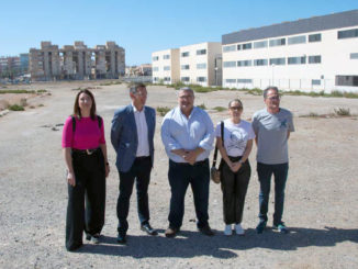 230424 Foto PSOE Sánchez Teruel, Manolo García y miembros de la candidatura roquetera en el solar del IES Las Salinas