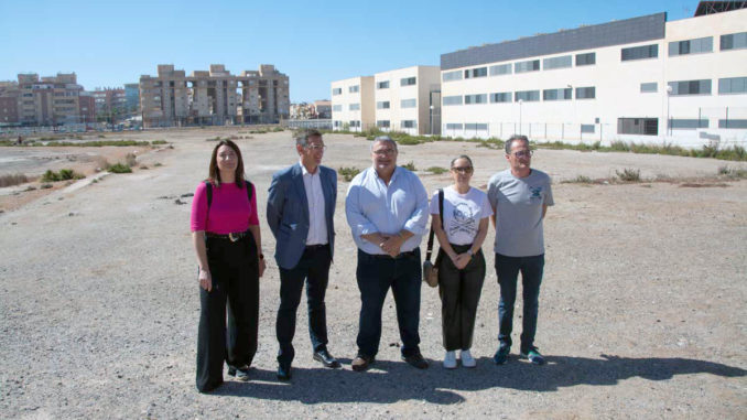 230424 Foto PSOE Sánchez Teruel, Manolo García y miembros de la candidatura roquetera en el solar del IES Las Salinas