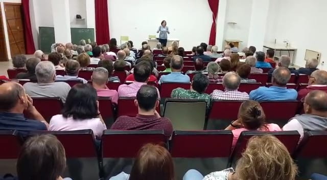 230427 Foto PSOE Vélez-Rubio. María Pérez en la reunión ciudadana sobre la depuradora