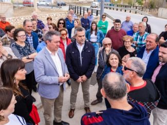 Espadas, Lorenzo y Pérez junto a manifestantes en Vélez Rubio