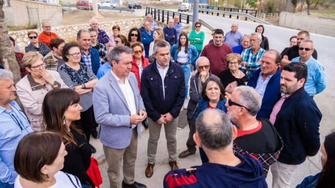 Espadas, Lorenzo y Pérez junto a manifestantes en Vélez Rubio