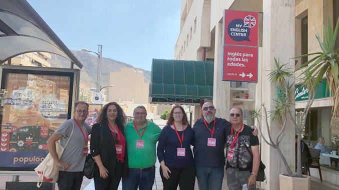 Manolo García con miembros de la candidatura socialista, en Aguadulce