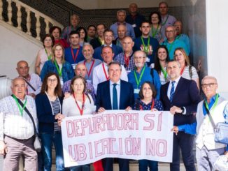 Juan Espadas y Juan Antonio Lorenzo con María Pérez y vecinos y vecinas de Vélez-Rubio, hoy, en el Parlamento