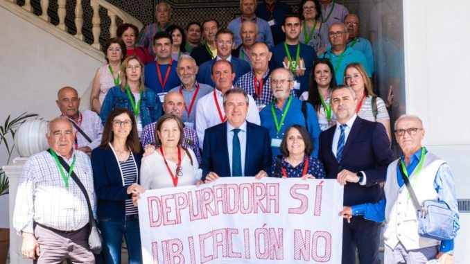 Juan Espadas y Juan Antonio Lorenzo con María Pérez y vecinos y vecinas de Vélez-Rubio, hoy, en el Parlamento