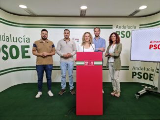 Mary Trinidad Segovia, candidata del PSOE a la Alcaldía de Albox y miembros de su candidatura