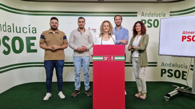 Mary Trinidad Segovia, candidata del PSOE a la Alcaldía de Albox y miembros de su candidatura