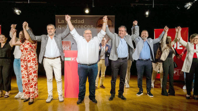 Acto del PSOE de Roquetas de Mar con Juan Espadas, Juan Antonio Lorenzo y el candidato a la Alcaldía, Manolo García