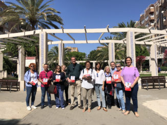 La candidata a la Alcaldía de Almería, Adriana Valverde, junto a otros miembros de la candidatura en Nueva Andalucía