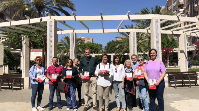 La candidata a la Alcaldía de Almería, Adriana Valverde, junto a otros miembros de la candidatura en Nueva Andalucía