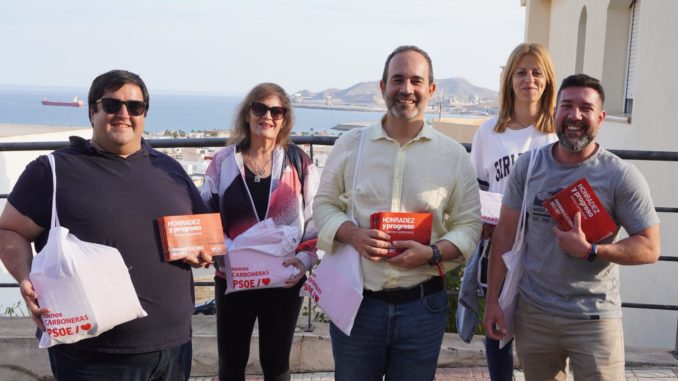 El Alcalde de Carboneras y candidato a la reelección, José Luis Amérigo, junto a algunos miembros de su candidatura