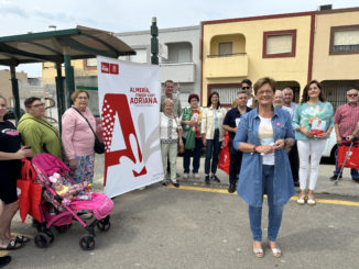 La candidata del PSOE a la Alcaldía de Almería, Adriana Valverde, junto a otros miembros de su candidatura y vecinos de Loma Cabrera