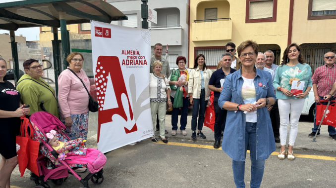 La candidata del PSOE a la Alcaldía de Almería, Adriana Valverde, junto a otros miembros de su candidatura y vecinos de Loma Cabrera