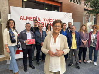 La candidata a la Alcaldía de Almería, Adriana Valverde, junto a miembros de su candidatura