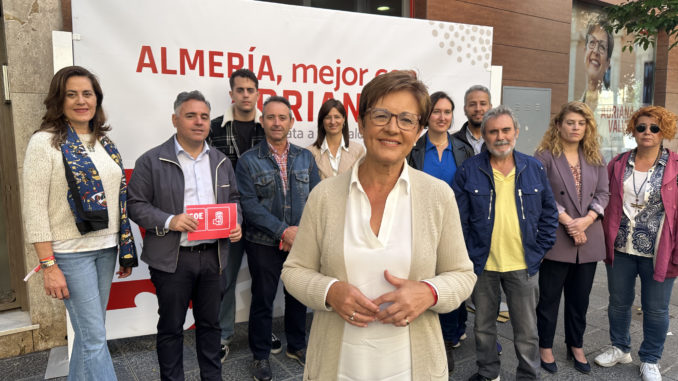 La candidata a la Alcaldía de Almería, Adriana Valverde, junto a miembros de su candidatura