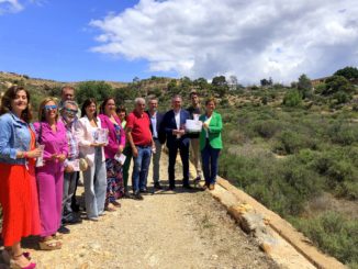 Juan Antonio Lorenzo, Juan Espadas y la candidata a la Alcaldía de Almería, Adriana Valverde, en La Molineta, junto a otros miembros de la candidatura