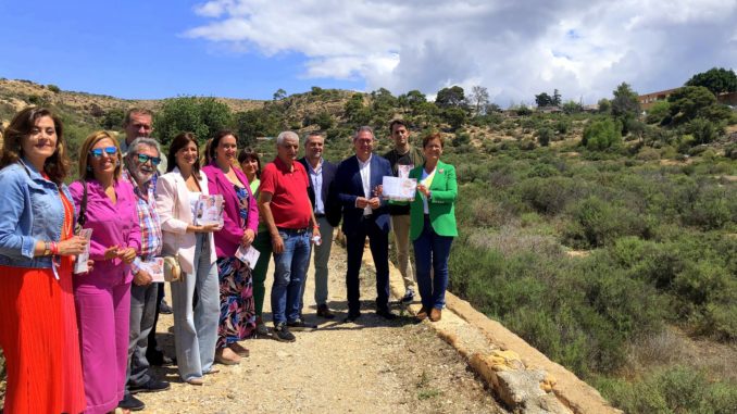 Juan Antonio Lorenzo, Juan Espadas y la candidata a la Alcaldía de Almería, Adriana Valverde, en La Molineta, junto a otros miembros de la candidatura