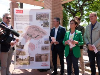 Juan Espadas, junto a Juan Antonio Lorenzo y la candidata a la Alcaldía de Almería, Adriana Valverde, informando sobre el proyecto de La Molineta