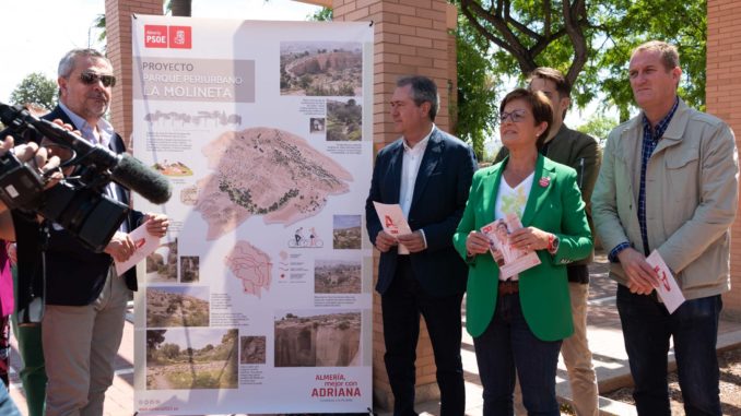 Juan Espadas, junto a Juan Antonio Lorenzo y la candidata a la Alcaldía de Almería, Adriana Valverde, informando sobre el proyecto de La Molineta