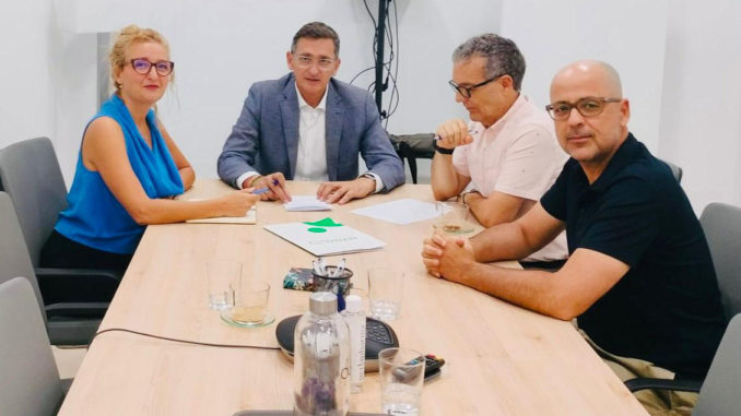 Reunión del parlamentario andaluz, José Luis Sánchez Teruel, con representantes del colegio de nutricionistas